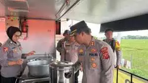 Polda Jabar Bersama Polres Karawang Kerahkan Dapur Lapangan, Bantu Warga Terdampak Banjir