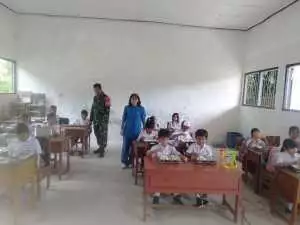 Babinsa Kodim 1016/Palangka Raya Kawal Pendistribusian Makan Bergizi Gratis