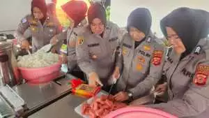 Aksi Humanis Polwan Polda Jabar, di  Dapur Lapangan Bantu Pengungsi Banjir Karawang