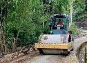 Pembiaran Terbuka Proyek APBDP Jalan ke MTS Aremantai  Dikerjakan dengan Pagu 4.000.000.000