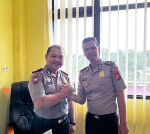 Ipda M.Aliudin. Sh dan anggota tolong warga yang motornya mogok dijalan bukti nyata Polri Hadir untuk Masyarakat: 
