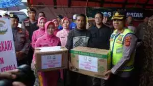 Polda Jabar Salurkan Bantuan Sosial bagi Warga Terdampak Banjir di Desa Karangligar