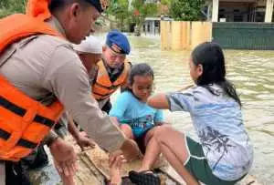 Kabid Humas Bersama Tim SAR Sat  Brimob Polda  Jabar, Hadir di Garis Terdepan, Bantu Masyarakat di Tengah Bencana Banjir