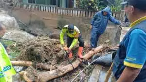 Polsek Cisarua Lakukan Evakuasi Jembatan Alternatif Pasir Ipis yang Putus Akibat Curah Hujan Tinggi