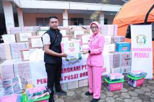 Ketua Umum Bhayangkari Salurkan Bantuan Lewat Ketua Bhayangkari Daerah Jawa Barat  untuk Korban Longsor  di  Cisarua