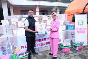 Ketua Umum Bhayangkari Salurkan Bantuan Lewat Ketua Bhayangkari Daerah Jawa Barat  untuk Korban Longsor  di  Cisarua