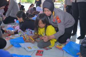 Penuh Keceriaan, Polwan Polda Jabar, Bermain, Bercengkrama  dan  Menggambar dengan Anak - Anak  Pengungsi Korban Longsor di Cisarua KBB