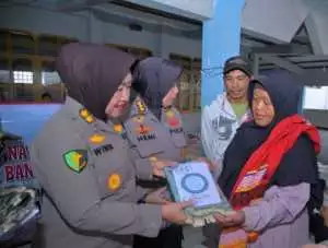 Polwan Polda Jabar Bagikan Makanan Ringan untuk Anak - Anak  Pengungsi Terdampak Bencana Alam Tanah Longsor di Cisarua