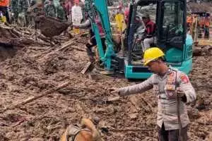 K9 Ditsamapta Polda Jabar Diterjunkan Cari Korban Longsor di Desa Pasirlangu