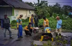 Kepala UPTD PU Jampangkulon Jelaskan Penanganan Sementara Pemasangan Plat Beton