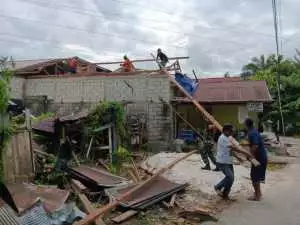 Gotong Royong Bersama Warga, Babinsa Bantu Pembangunan Rumah