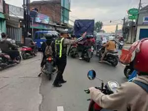 Anggota Polsek Ciampea Polres Bogor Laksanakan Pengaturan Lalu Lintas Pagi Hari
