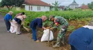 Koramil 0621-14/Ciampea-Tenjolaya Gelar Korve Massal dan Penanaman Pohon 