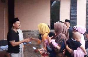 Niki Saputra dan Keluarga Berbagi Zakat di Desa Cigudeg