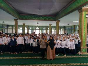 Kapolsek Megamendung Menghadiri Seminar  dan Memberikan Penyuluhan ANTI Bullying Bertempat di Ponpes Almustafawiah desa Sukakarya