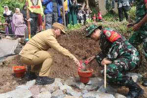 Pemkab Sukabumi Bersama TNI Bangun Infrastruktur Jalan Desa Parakanlima Melalui TMMD ke-127