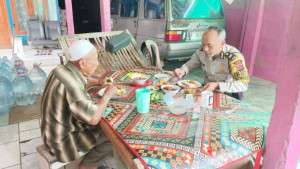 Polsek Dramaga Dengan Tokoh/Warga Wilayah Desa Binaan Giat Sambang Kamtibmas Warga untuk Menjaga Harkamtibmas Wilayah Binaan