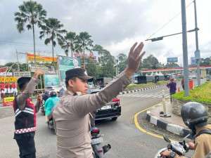 Pospam Terpadu Gadog Laksanakan Pengaturan Arus Lalu Lintas dalam Operasi Lilin Lodaya 2025