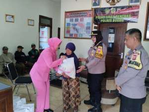 Polisi Baik, Giat Menyalurkan Pembagian Bantuan Sembako, Kapolsek Megamendung Kepada Warga Lansia Dan Kaum Dhuafa