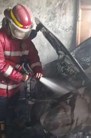 Damkarmat Kabupaten Sukabumi Tangani Kebakaran Satu Unit Mobil di Kadudampit