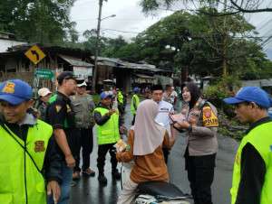 Kapolsek Megamendung Bagikan Takjil Serta Stiker 110 Layanan Call Center 1X24 Polri Untuk Masyarakat