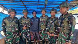Berbagi Kasih TNI untuk Masyarakat, Satgas Yonif 521/DY Bagikan Kaos Kepada Warga Distrik Eragayam