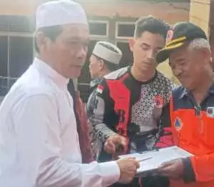 Anggota Komisi III DPRD Kabupaten Sukabumi, Junajah Jajah Nurdiansyah, Tinjau Pos Pengungsian Korban Pergerakan Tanah di Bantargadung