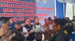 BNNP Sumsel Musnahkan Ribuan Pil Ekstasi dan Ratusan Liquid Etomidate Hasil Ungkap Jaringan Internasional