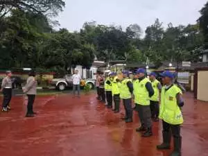 Polsek Megamendung Laksanakan Apel Gelar Pasukan Pengamanan Malam Takbir, Pastikan Pelayanan Bagi Masyarakat Baik Dijalur Arus Lalu Lintas Dan Tempat Wisata Aman Kondusif