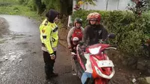 Kapolsek Megamendung Dengan Sigap Bantu Warga Yang Akan Mudik Kendaraannya Sempat Mogok Pada Saat Melaju di Jalur Alternatif, Berikan Rasa Aman dan Nyaman