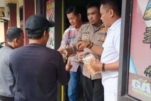 Polsek cigudeg Jum'at  berkah Bagikan 500 Paket bubur kacang dan roti kepada Pengguna Jalan