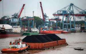 Ponton Batu Bara ‘Parkir Liar’ di Sungai Musi Depan Pulau Kemaro, Aktivitas Transportasi Terganggu, Dishub Disorot