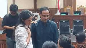 Keluar dari ruang sidang dengan mata berkaca-kaca, Nadiem: saya minta maaf