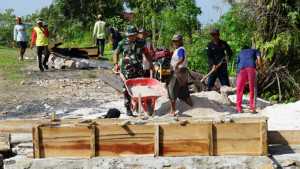 Kebut Pembangunan Jembatan Garuda, TNI Bersama Masyarakat Gotong Royong