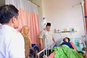 Jenguk korban, Prabowo pastikan semua korban tabrakan KA di Bekasi dapat santunan