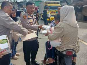 Di Hari Buruh Kapolsek cigudeg tepatnya di hari Jumat bagikan 400 nasi kotak gratis kepada masyarakat 