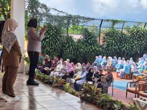 Kapolsek Megamendung Bekali Wawasan Dan Nasehat Serta Hormati Kedua Orangtua, Kepada Siswa SMAN 1 Megamendung Pada Saat Pengumuman Kelulusan 