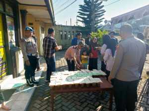 Kapolsek cigudeg di hari Jum'at Berkah Bagikan bubur kacang ijo dan roti sebanyak 300