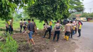 Polri Hadir Jaga Keselamatan Warga Melalui Aksi Lingkungan di Kabupaten OKU