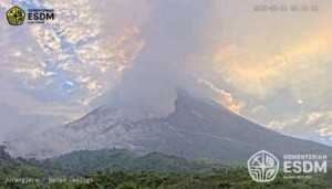 Gunung Merapi luncurkan awan panas hingga 2 km dari puncak