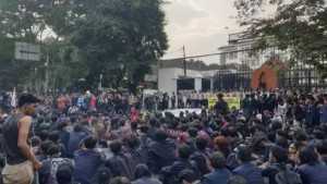 Demo mahasiswa di Bandung: massa masih bertahan di DPRD Jabar