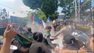 Demo di gedung DPRD Salatiga memanas, mahasiswa-polisi saling dorong