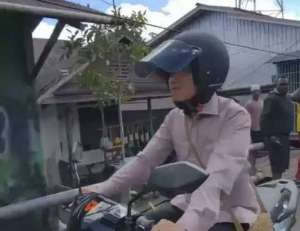 Ikuti jejak Jokowi, Wapres Gibran naik motor listrik keliling Asmat, Papua Selatan
