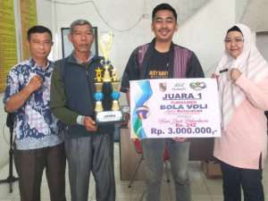 Tim Putri Bambu Kuning Raih Juara 1 Turnamen Olahraga Antar-Kelurahan Kecamatan Tenayan Raya