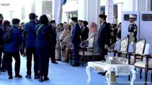 Di acara HUT ke-80 Bhayangkara Prabowo beri hormat ke Jokowi 