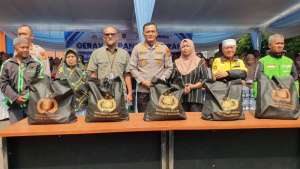 Sinergi Polda Sumsel dan Bulog Hadirkan Bantuan Pangan bagi Ratusan Warga di Hari Bhayangkara ke-80