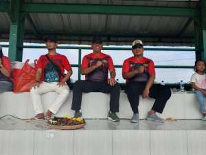 Suasana Meriah, Polsek Leuwiliang Nonton Bareng Bersama Masyarakat