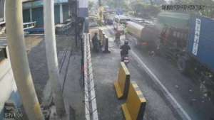 Truk tabrak sejumlah kendaraan di Pasuruan terekam CCTV, sepasang saudara kembar jadi korban