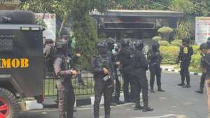 Usai geledah 12 lokasi, Polda Metro dijaga ketat Brimob bersenjata lengkap