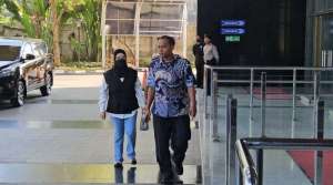 Bupati Sukoharjo Etik Suryani jalan sempoyongan saat tiba di KPK